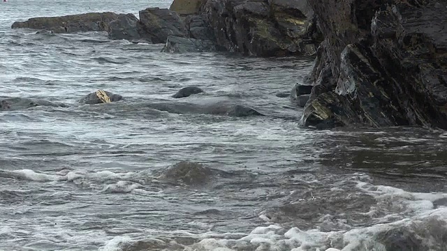 海浪拍打着岩石。视频素材