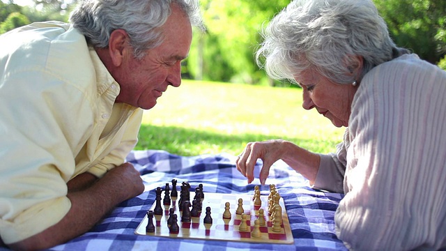 两个退休的人在下棋视频素材