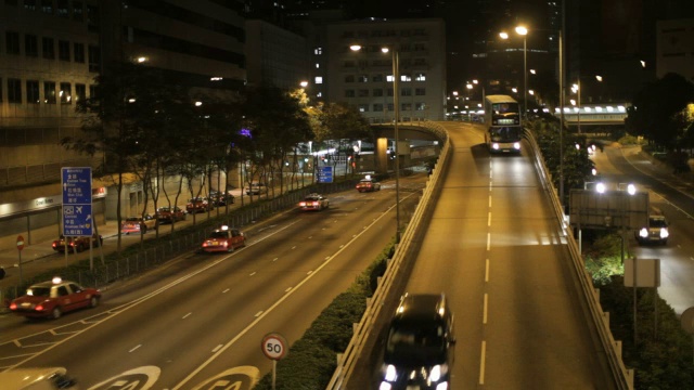 晚上繁忙的香港高速公路视频素材