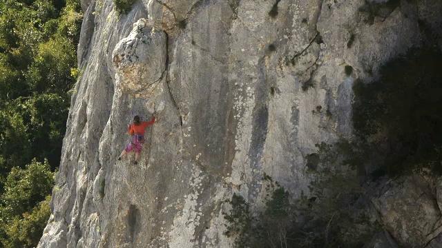 极限运动，男运动员训练和攀岩视频素材