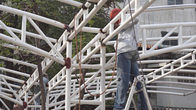 泰国工人正在焊接建筑框架。视频素材