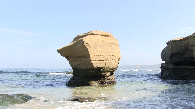 加州拉霍亚湾的巨大岩层与海洋相连视频素材