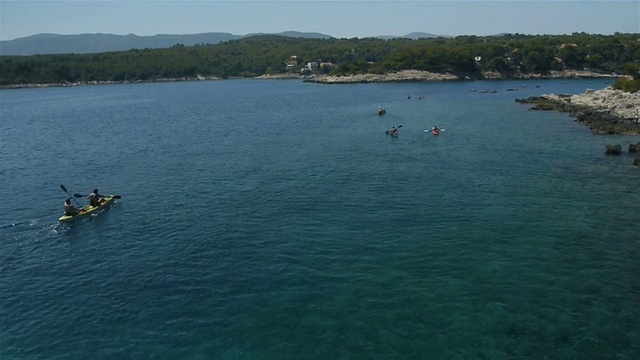 海上皮划艇到达海湾的鸟瞰图视频素材