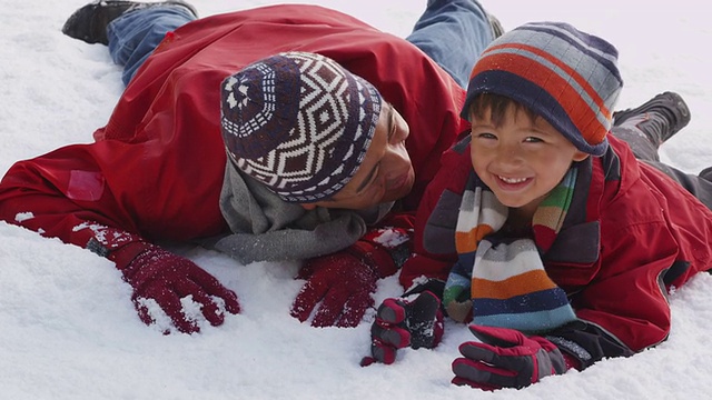 父亲和儿子的肖像在冬天的雪视频素材