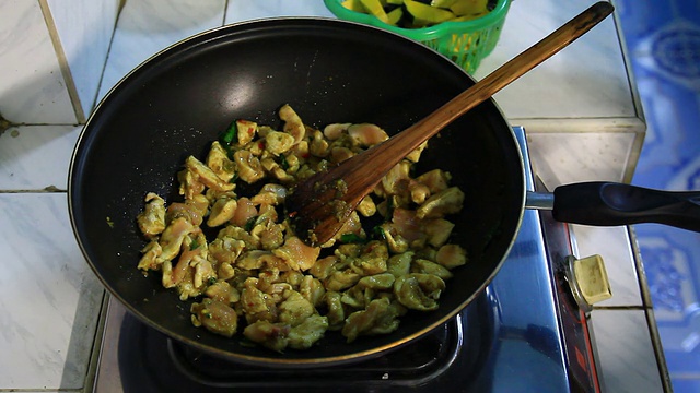 烹饪，麻辣鸡配蔬菜视频素材