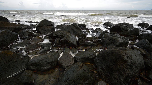 海浪击碎岩石视频素材