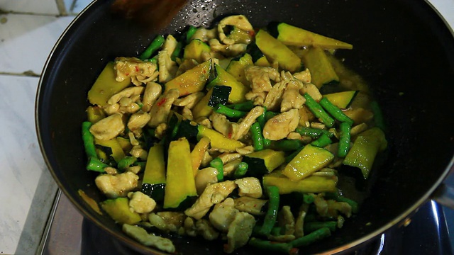 烹饪，麻辣鸡配蔬菜视频素材