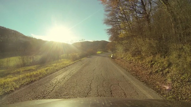 在乡村道路上开车视频素材