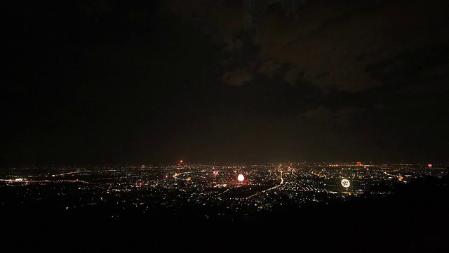 泰国清迈市的多个新年烟花。视频下载