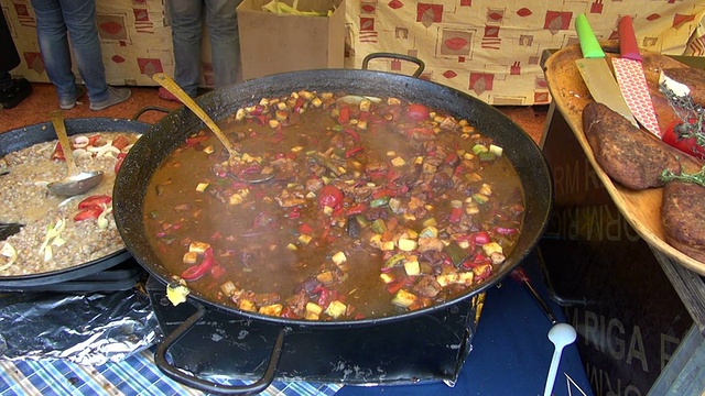 在大锅里炖肉和蔬菜视频素材