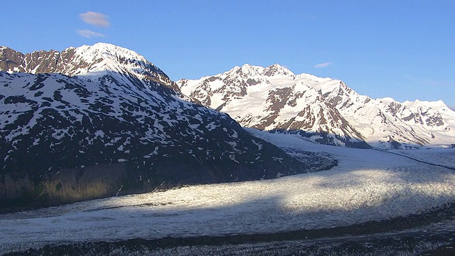 航拍的冰川和湖泊与雪山，阿拉斯加视频素材