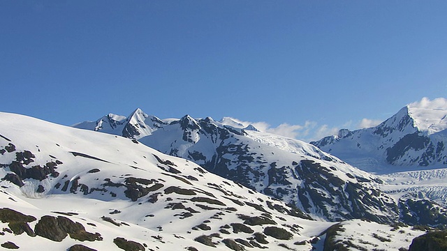 从阿拉斯加白雪皑皑的山峰上缩小镜头视频素材