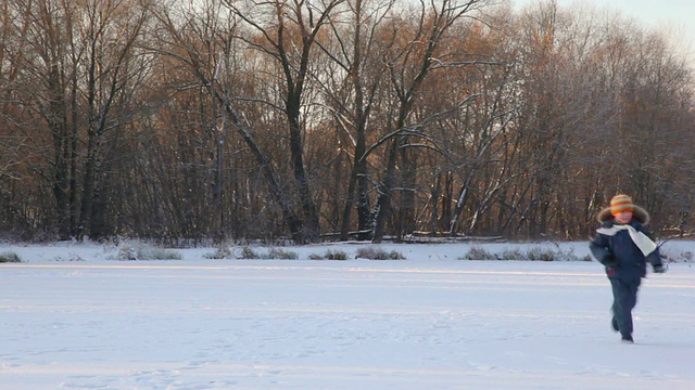 父亲和儿子在冬天的雪地里玩气球视频素材