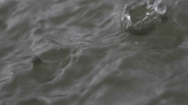 雨滴在水坑里荡漾，特写视频素材