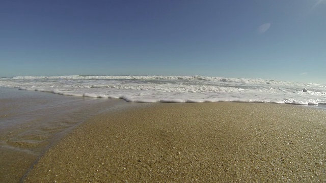 海浪撞击海滩高清的摄像机视频素材