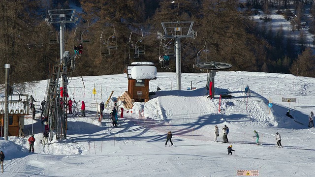 阳光明媚的滑雪之旅视频素材