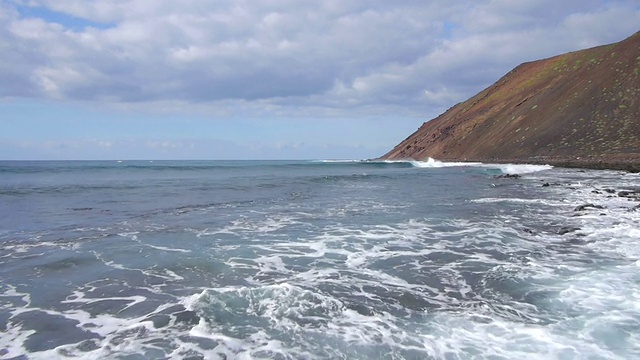 天线:在波浪上飞行视频素材