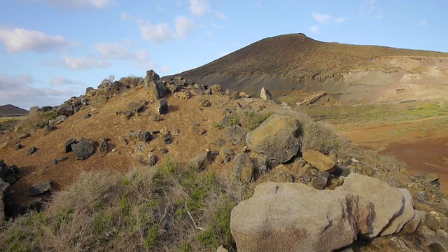 摄影:冲浪车驶过火山视频素材