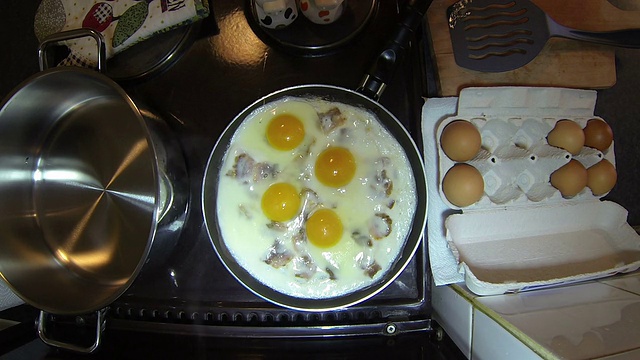 在炉子上做饭视频素材