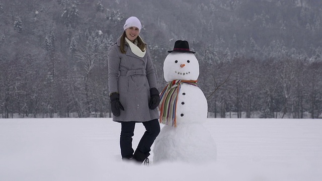 女孩堆雪人视频素材