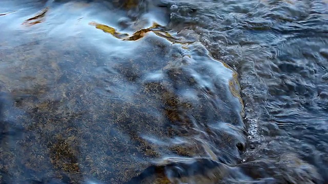 水在岩石上流动视频素材