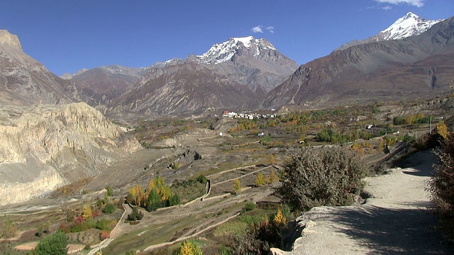 潘横跨上安纳普尔纳地区，喜马拉雅山，尼泊尔。视频素材