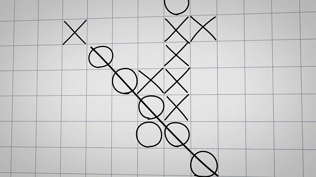 Tick tack toe game on checked paper动画视频素材