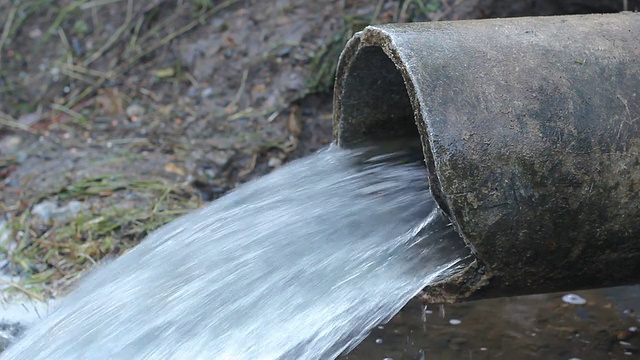 污水排入河里视频素材