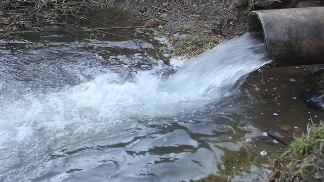 污水排入河里视频素材