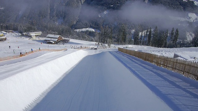 天线:单板半管式滑雪视频素材