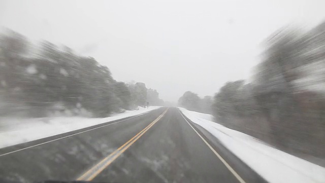 开车虽然下雪视频下载