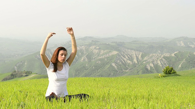 年轻女子冥想视频素材