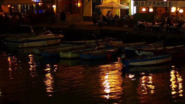 路堤在那不勒斯。夜景。视频素材