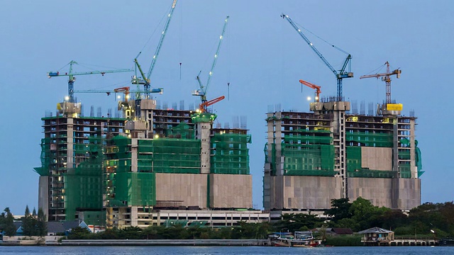 从黄昏到夜晚的建筑工地视频素材