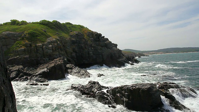 悬崖在夏季海岸潘自然背景高清视频素材