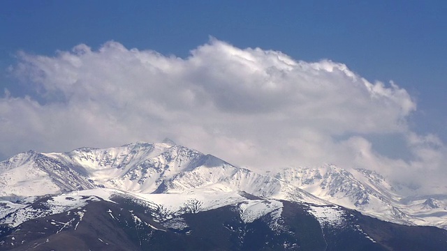 山峰高耸入云视频素材