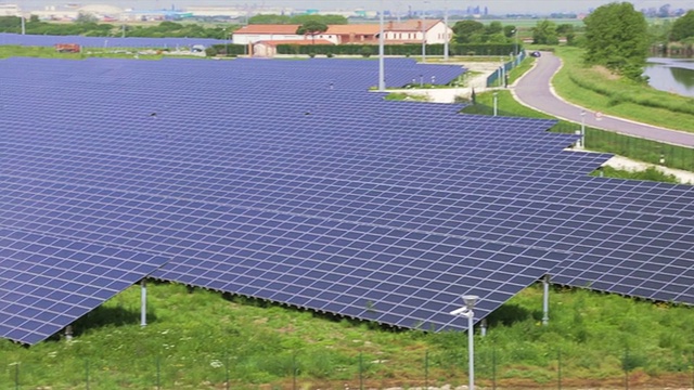 绿色田野上的太阳能电池板视频素材