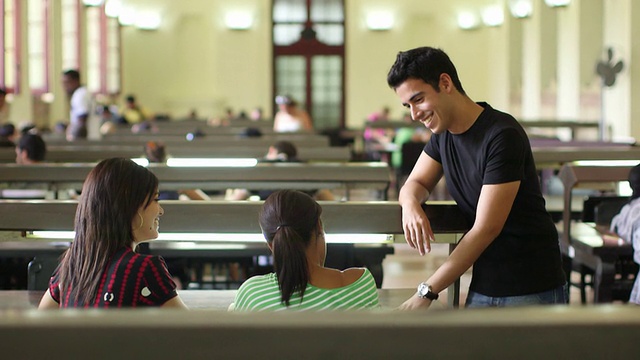 一群快乐的学生和朋友在学校图书馆学习视频素材