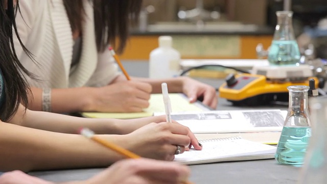 科学学生向老师学习视频素材