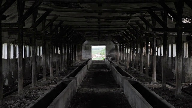 隧道尽头的灯光废弃建筑希望概念背景视频素材