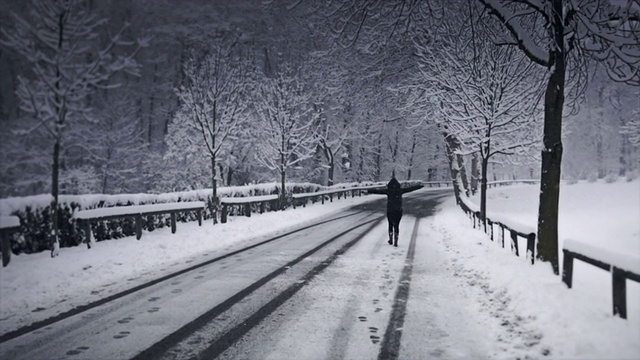 在雪下玩耍视频素材