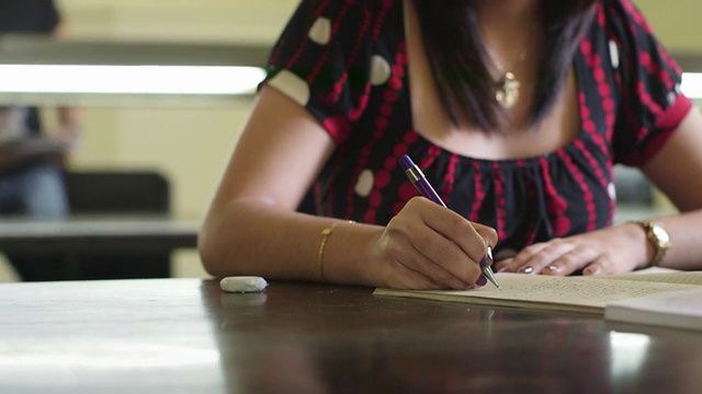 大学图书馆和女学生，美丽的年轻女子学习视频素材