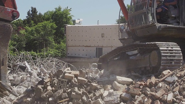 铲子在建筑工地掉石头视频素材