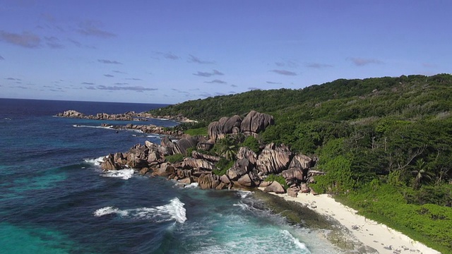 鸟瞰图波浪海洋和热带岛屿视频素材