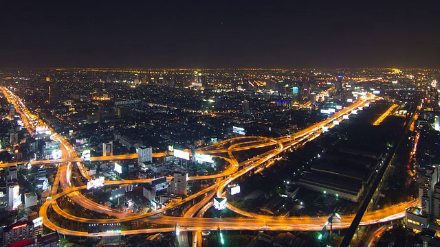 夜间曼谷高速公路交通及高速公路俯视图视频素材