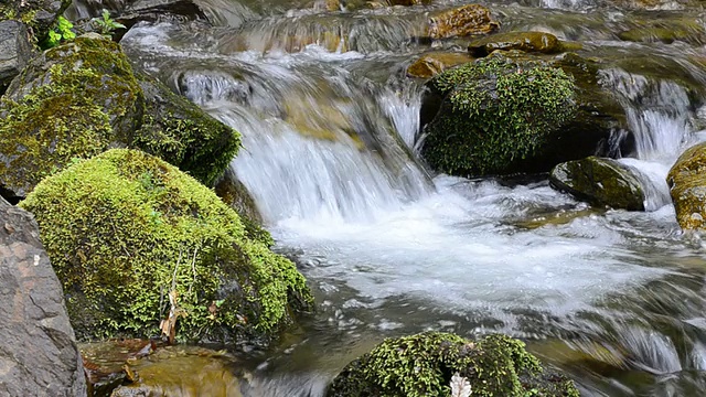 山涧流水，小瀑布流水视频素材