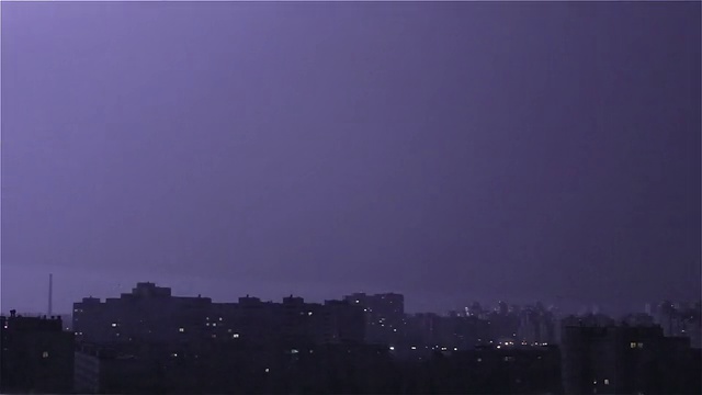 城市上空雷电交加。叉建筑物视频素材