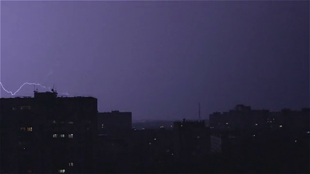 宽大的闪电击中夜城，雨声阵阵视频素材