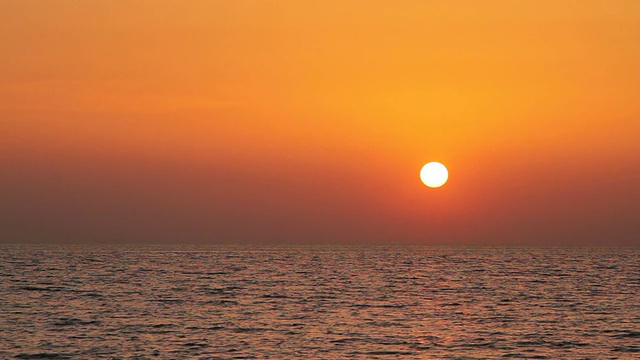 低太阳在海水地平线上视频素材