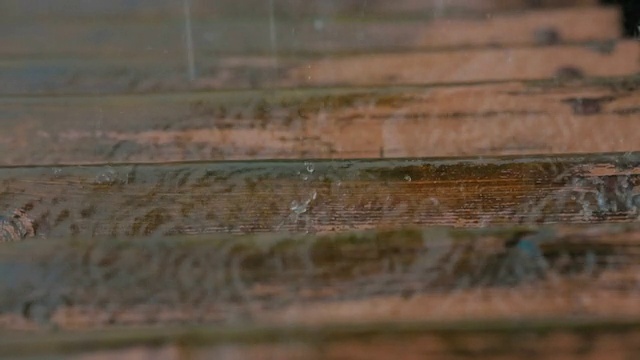 雨点落在屋顶上视频素材